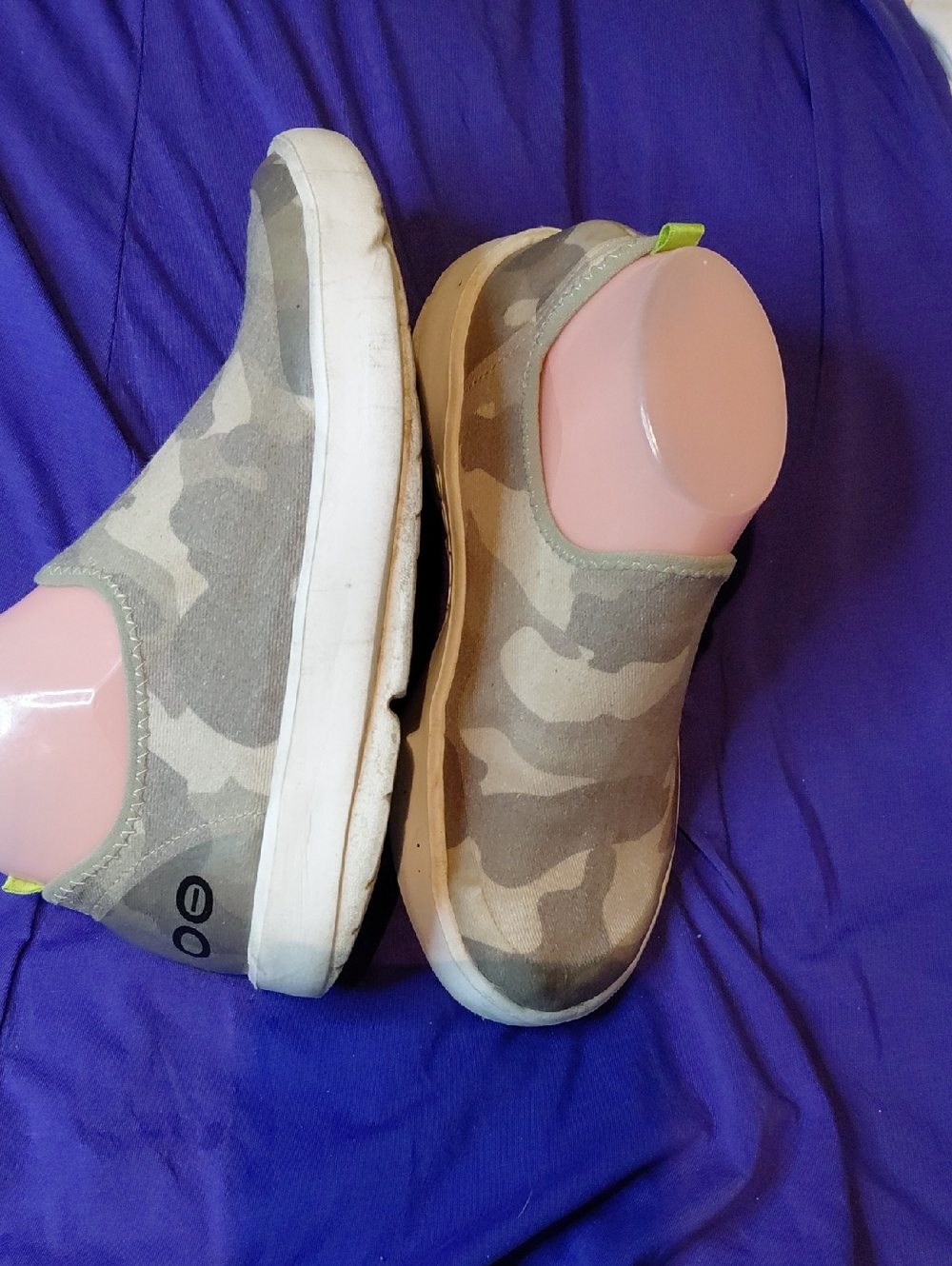 OOFOS Kids Slip-On Camo Sneakers in Beige and Olive